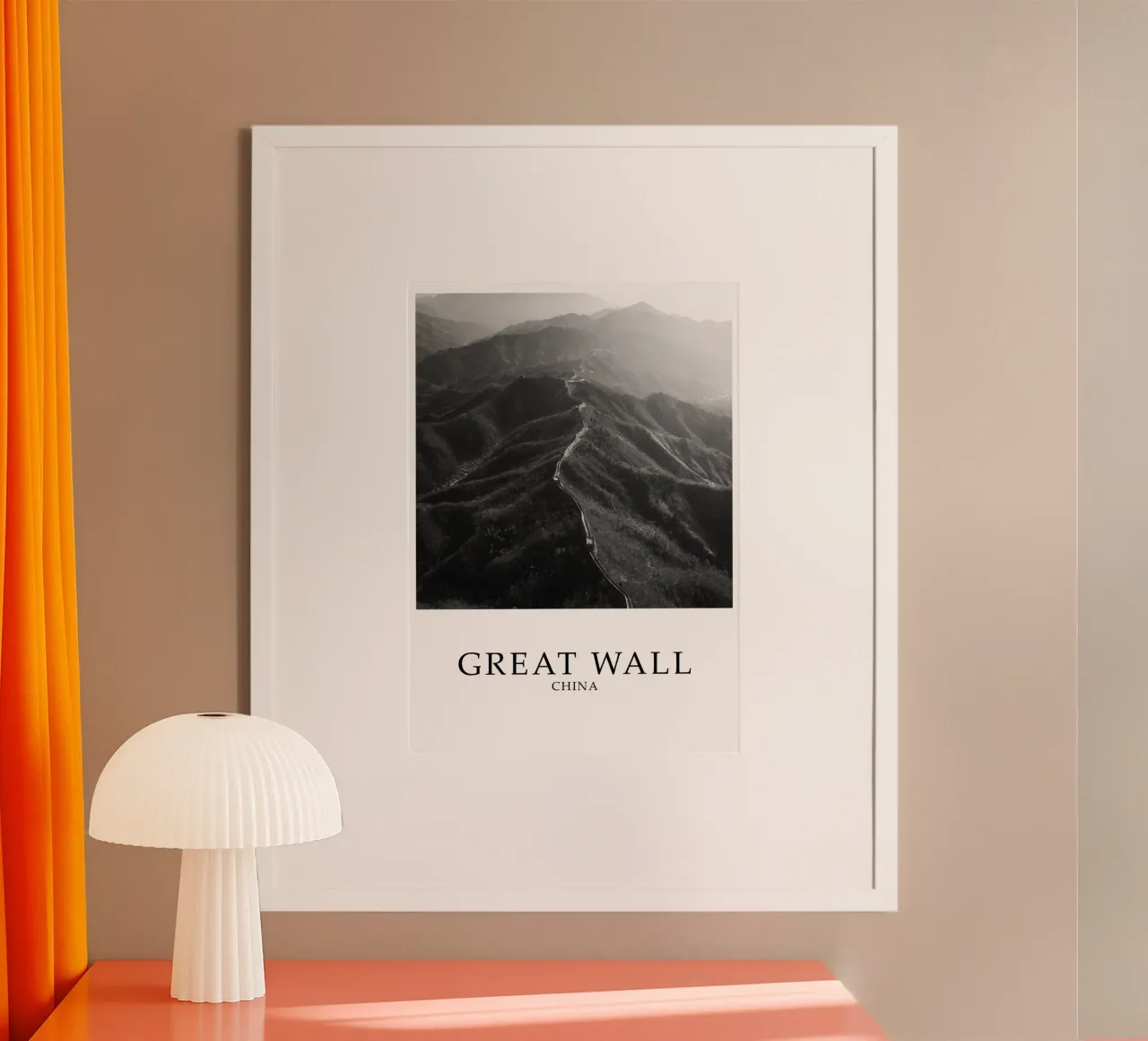 Scena di architettura della Grande Muraglia cinese in scala di grigi poster con telaio in plastica da Charnwood Prints