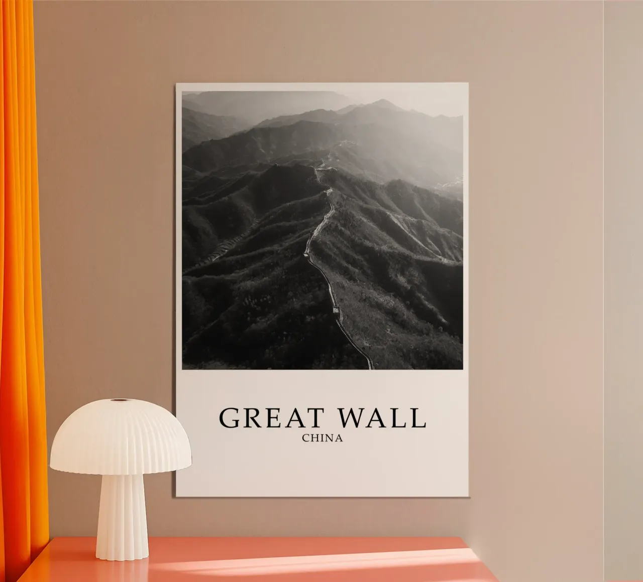 Scena di architettura della Grande Muraglia cinese in scala di grigi poster con telaio in plastica da Charnwood Prints