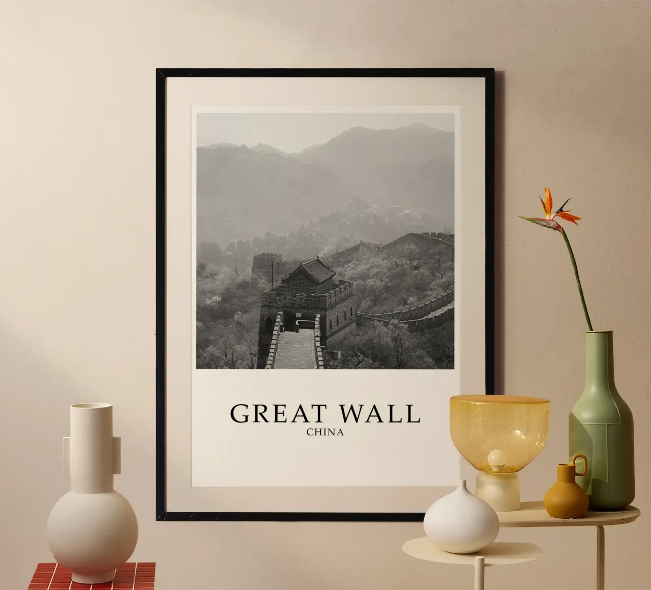 Scena di architettura della Grande Muraglia cinese in scala di grigi poster con telaio in legno da Charnwood Prints