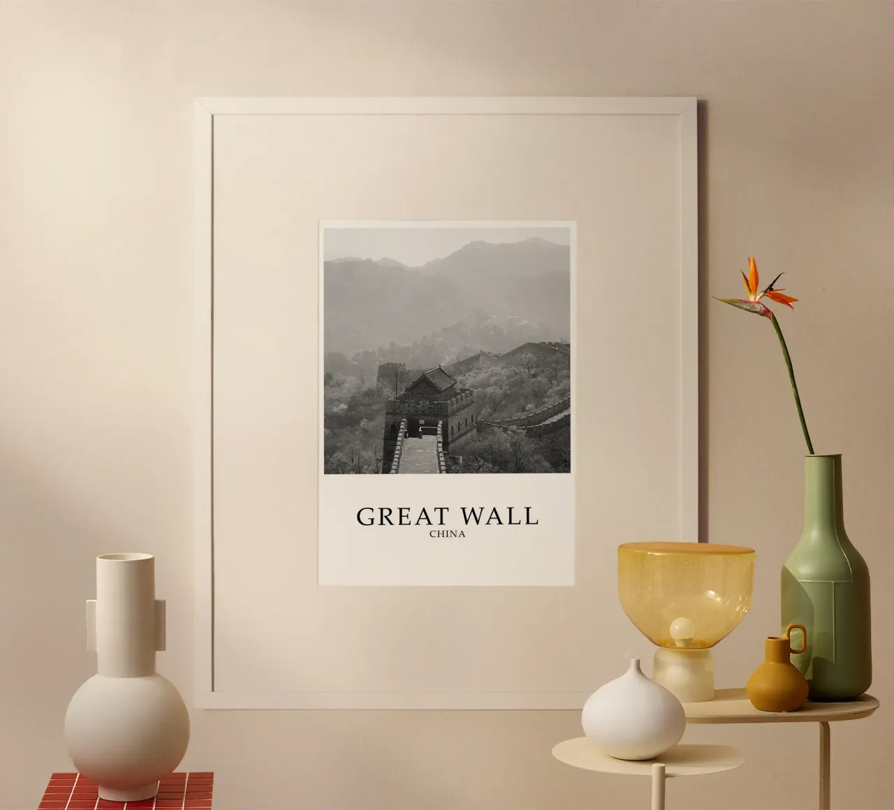 Scena di architettura della Grande Muraglia cinese in scala di grigi poster con telaio in legno da Charnwood Prints