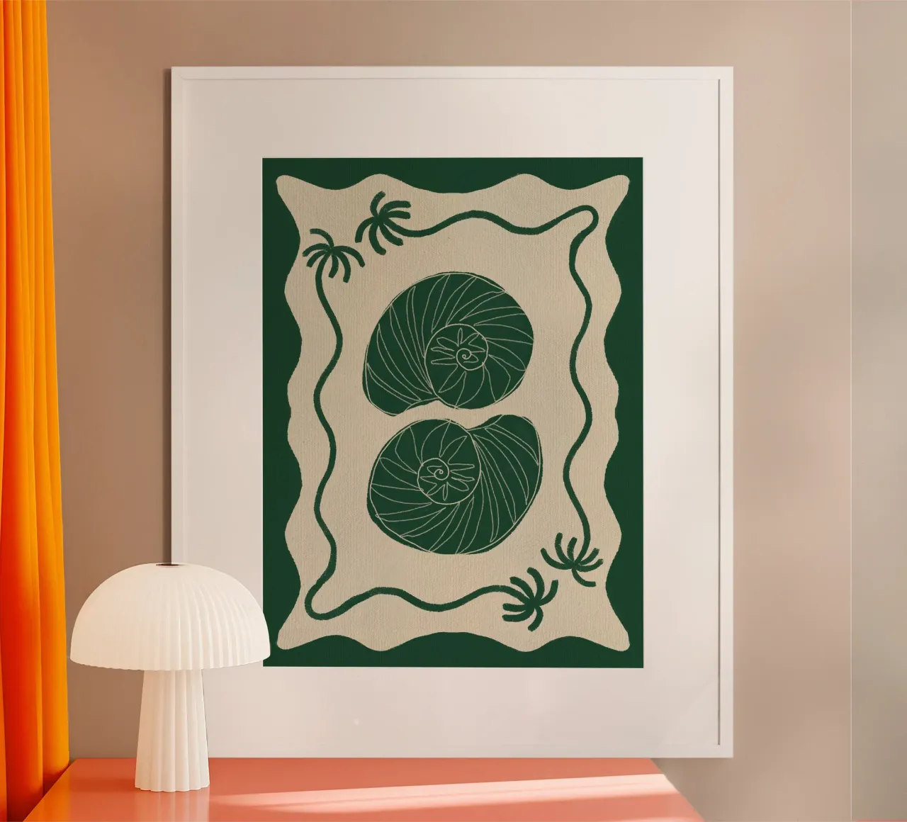 Storie di conchiglie verdi poster con telaio in legno da Shatha Al Dafai