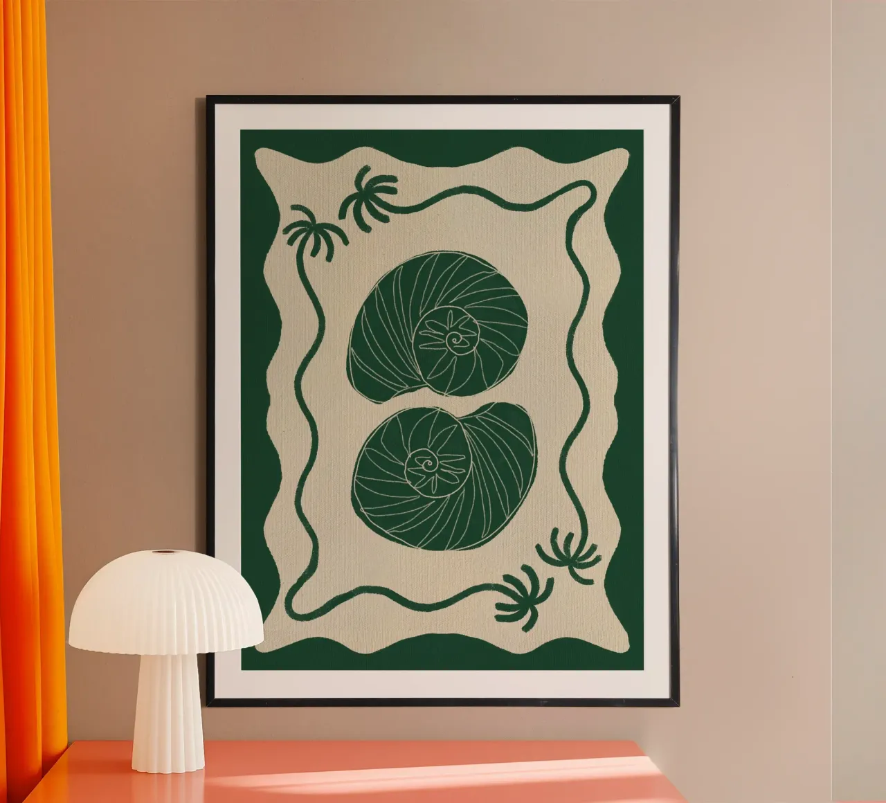 Storie di conchiglie verdi poster con telaio in legno da Shatha Al Dafai