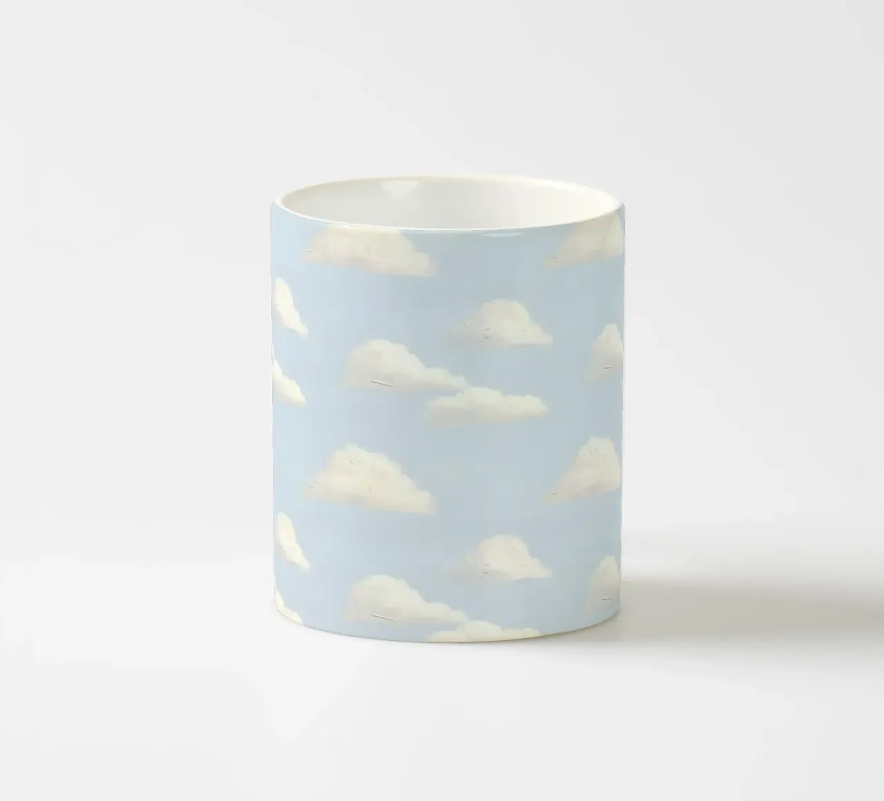 Valzer di nuvole bianche in un cielo blu pastello Calma e spiritualità tazza in ceramica da Gentle Echoes Art