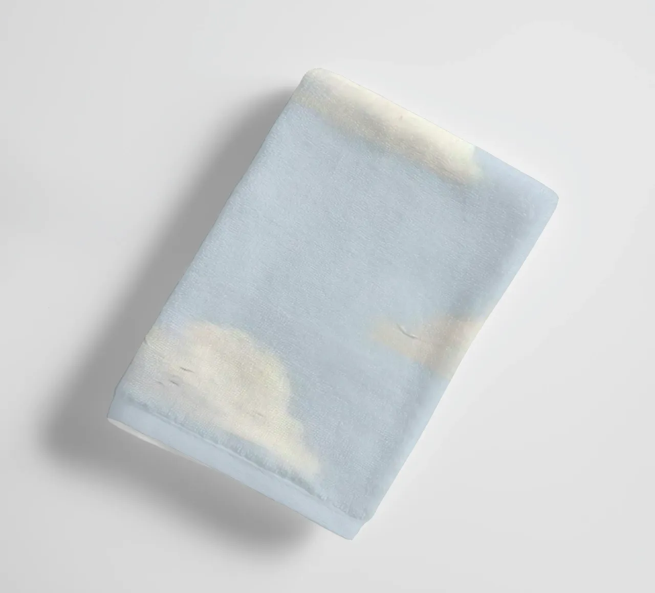 Valzer di nuvole bianche in un cielo blu pastello Calma e spiritualità asciugamano da bagno da Gentle Echoes Art