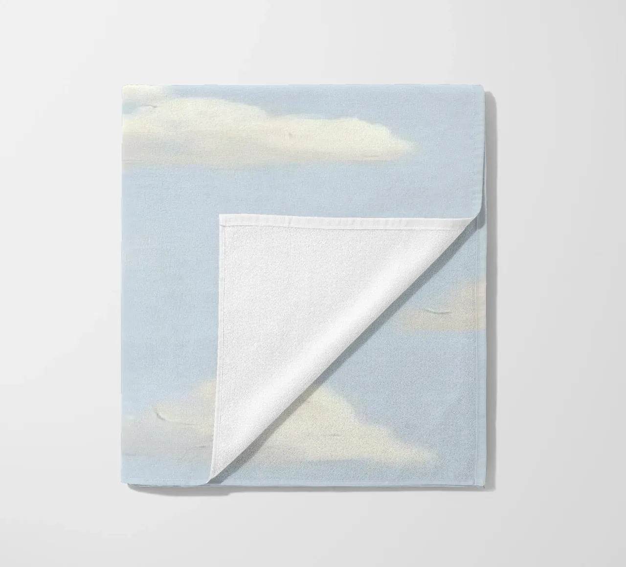 Valzer di nuvole bianche in un cielo blu pastello Calma e spiritualità telo mare da Gentle Echoes Art