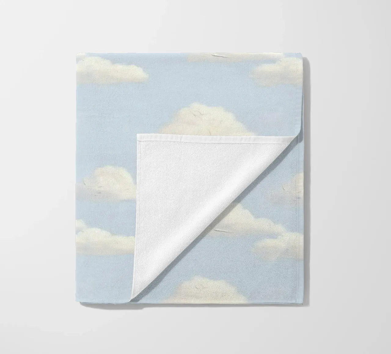 Valzer di nuvole bianche in un cielo blu pastello Calma e spiritualità telo mare da Gentle Echoes Art