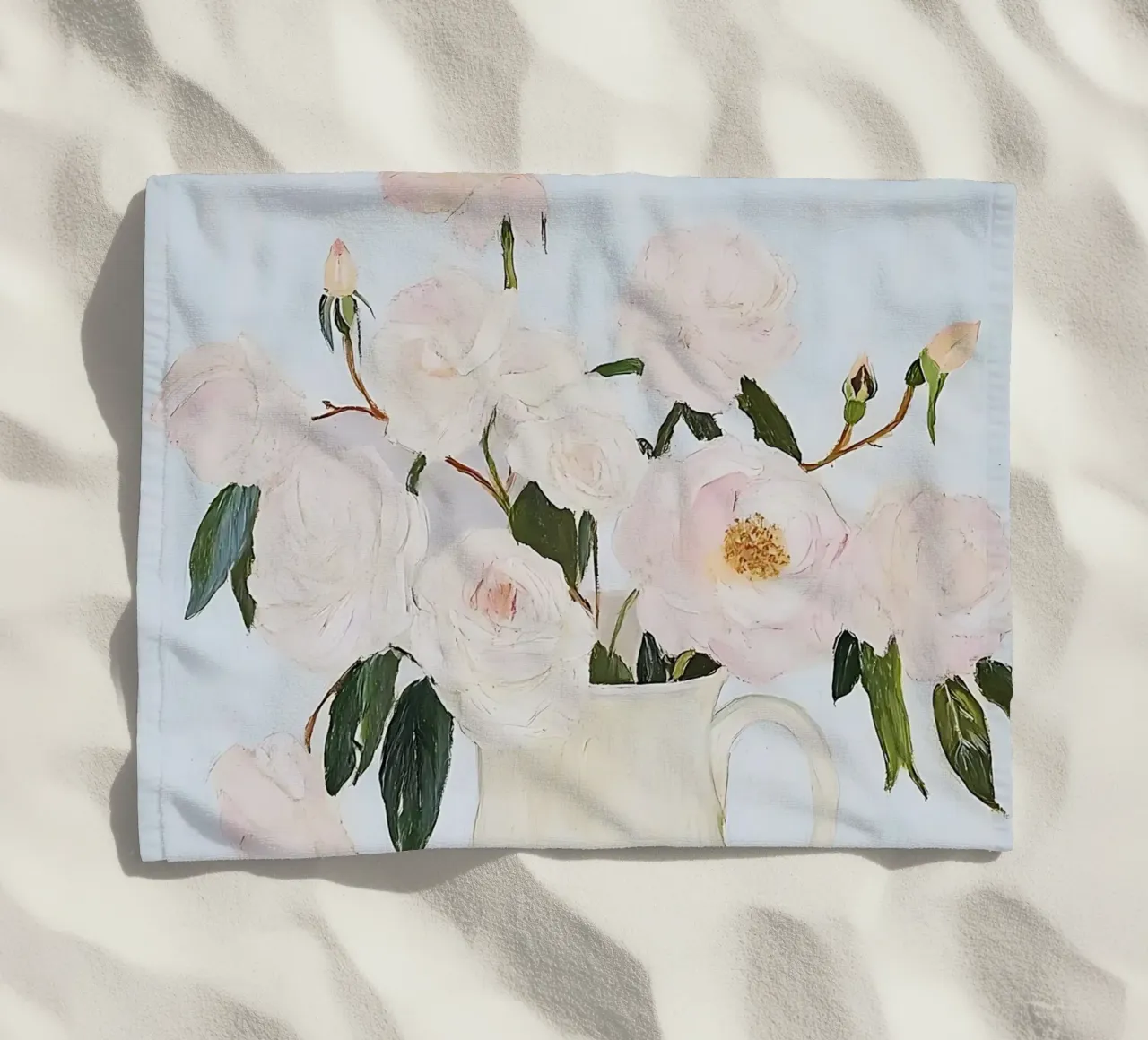 Rozen in een vaas, abstract bloemenschilderij strandhanddoek van Little Lila