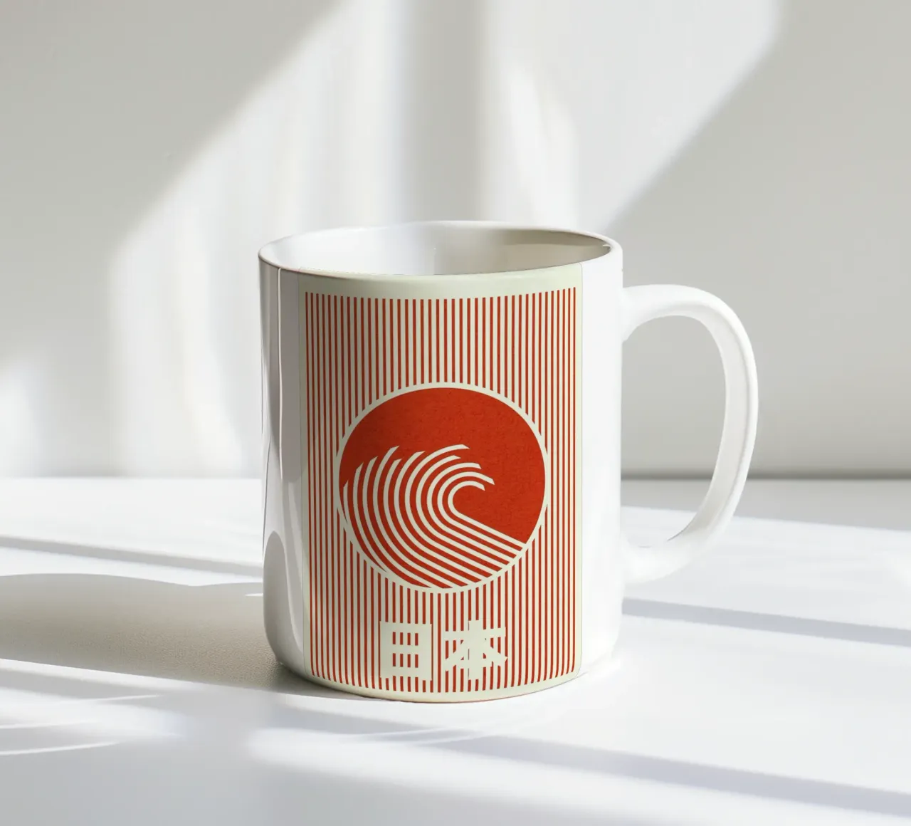 Great Wave Of Nippon taza de cerámica de Rosi Feist
