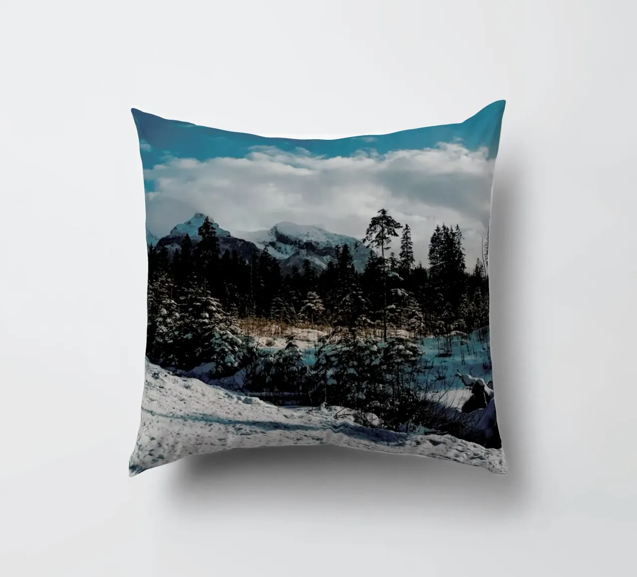 Mountains And Trees cuscino da Sebastian Hilgetag