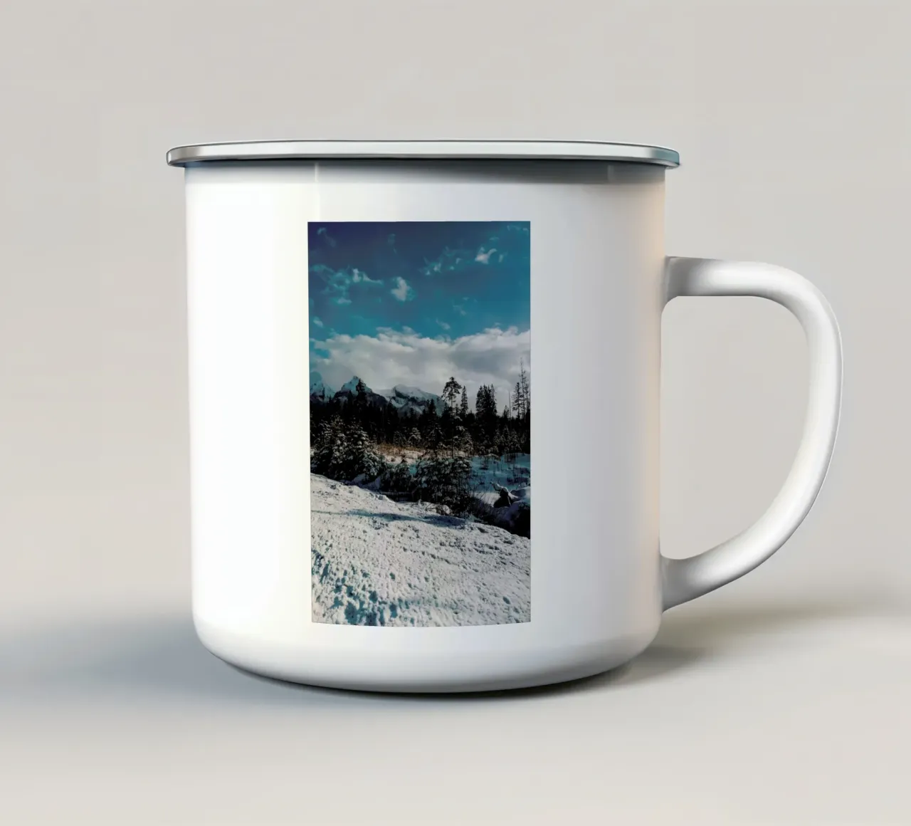 Mountains And Trees tazza in smalto da Sebastian Hilgetag