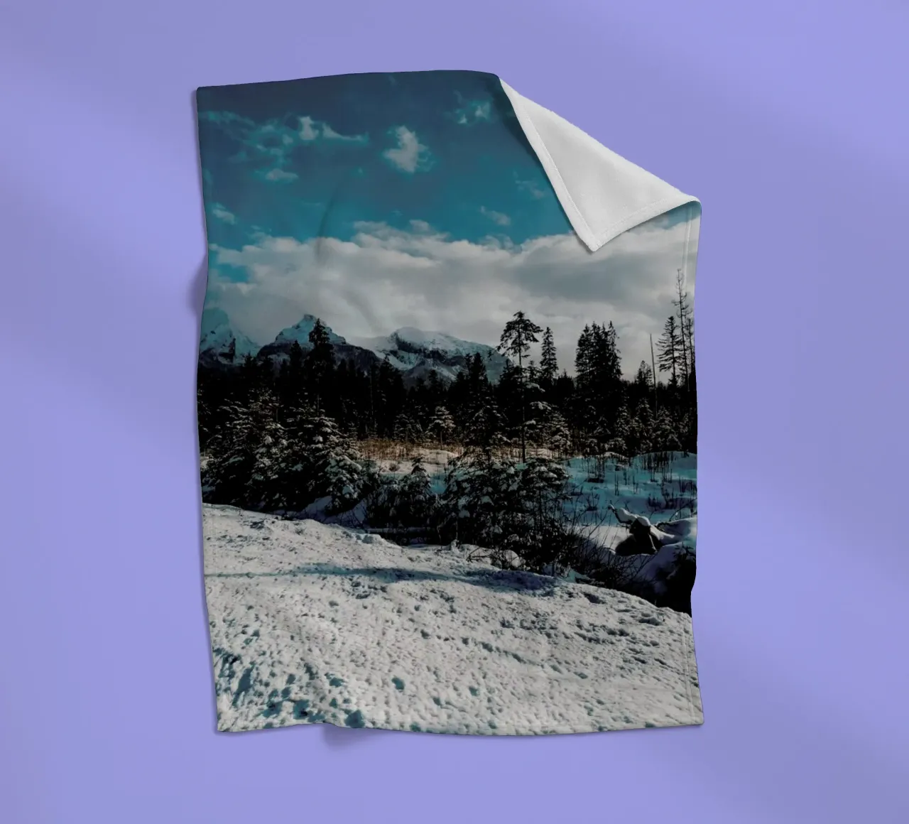 Mountains And Trees coperta in pile da Sebastian Hilgetag