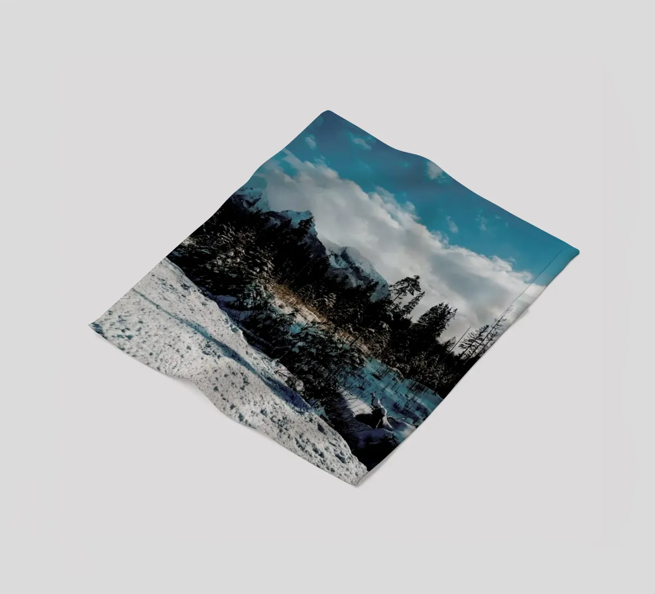 Mountains And Trees coperta in pile da Sebastian Hilgetag