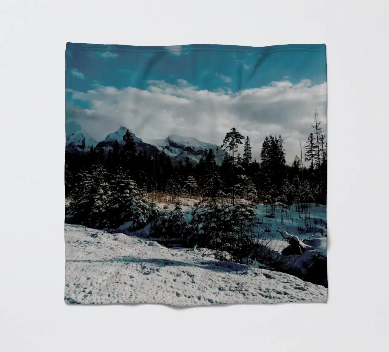 Mountains And Trees coperta in pile da Sebastian Hilgetag