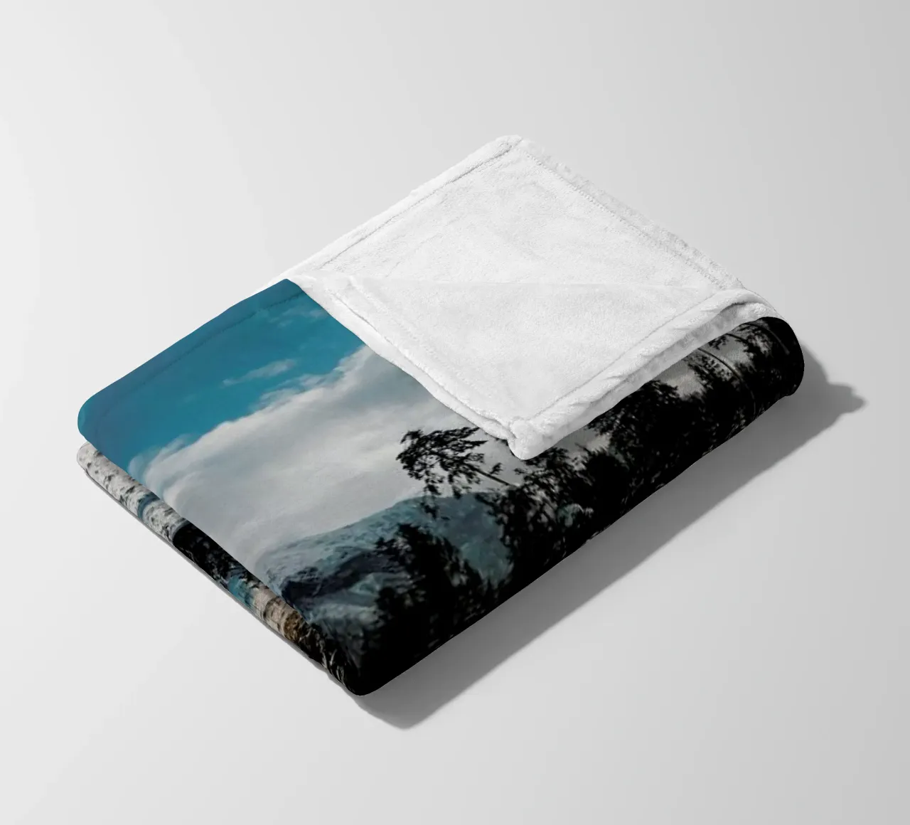 Mountains And Trees coperta in pile da Sebastian Hilgetag