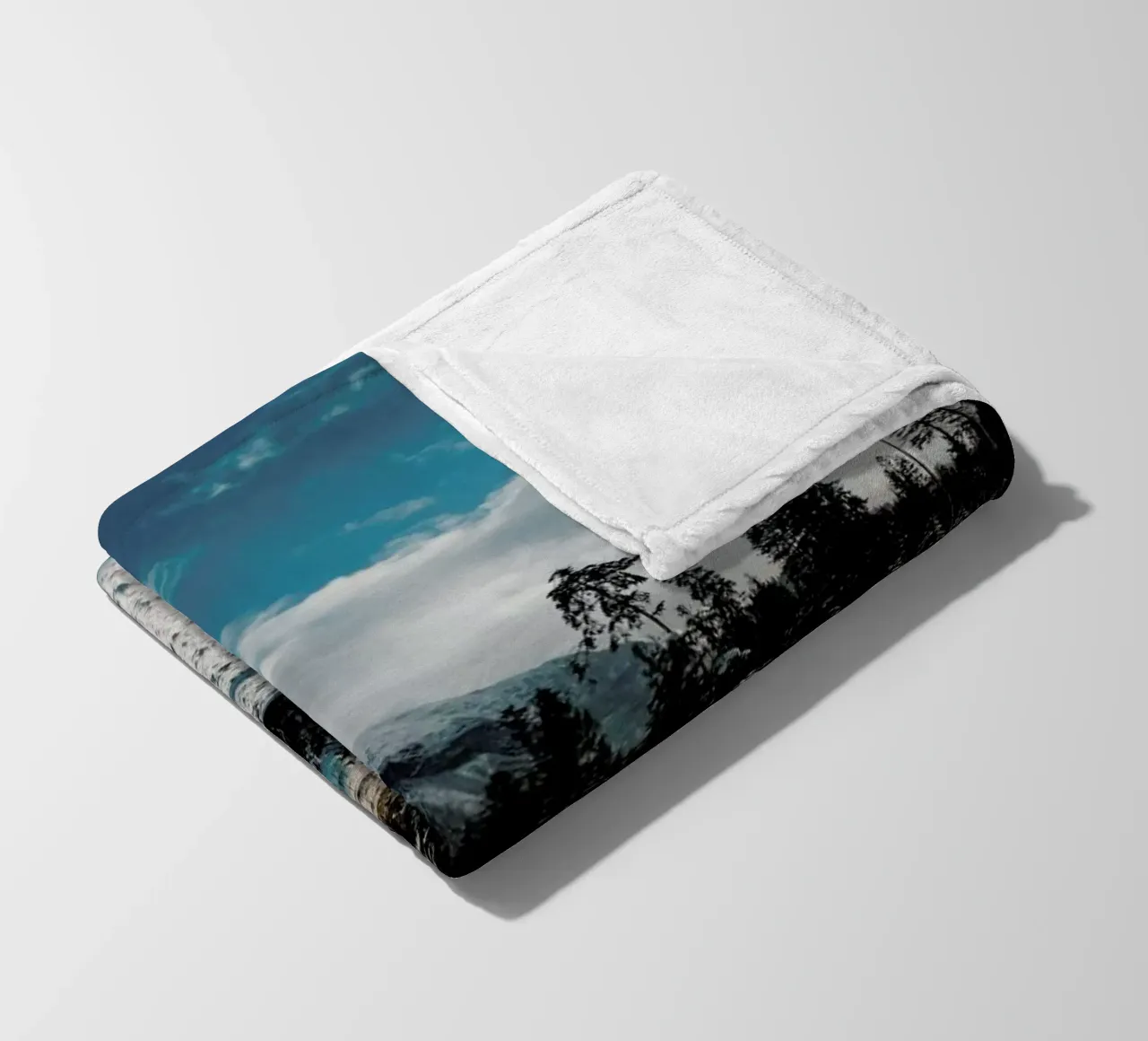 Mountains And Trees coperta in pile da Sebastian Hilgetag