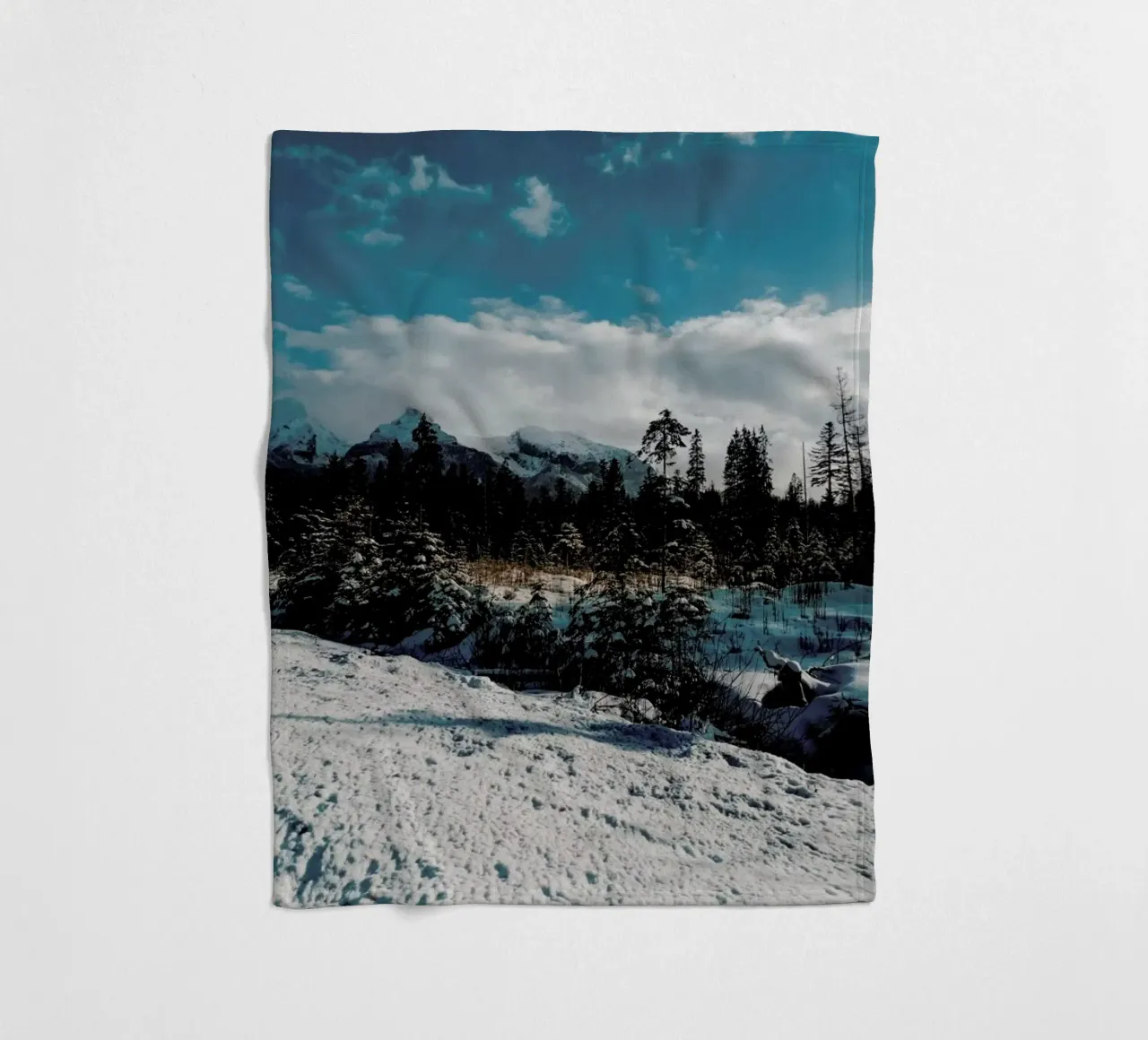 Mountains And Trees coperta in pile da Sebastian Hilgetag