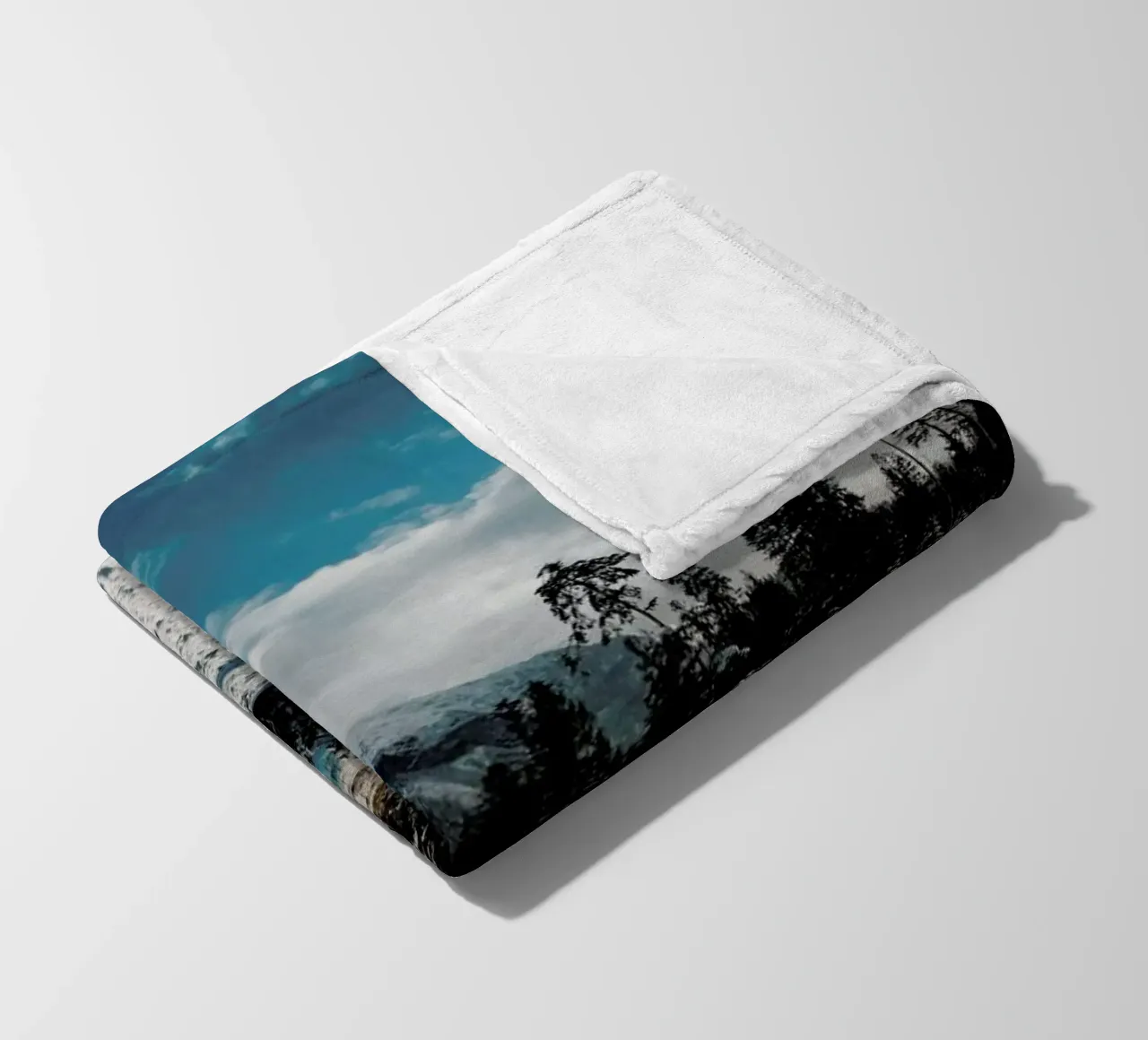 Mountains And Trees coperta in pile da Sebastian Hilgetag