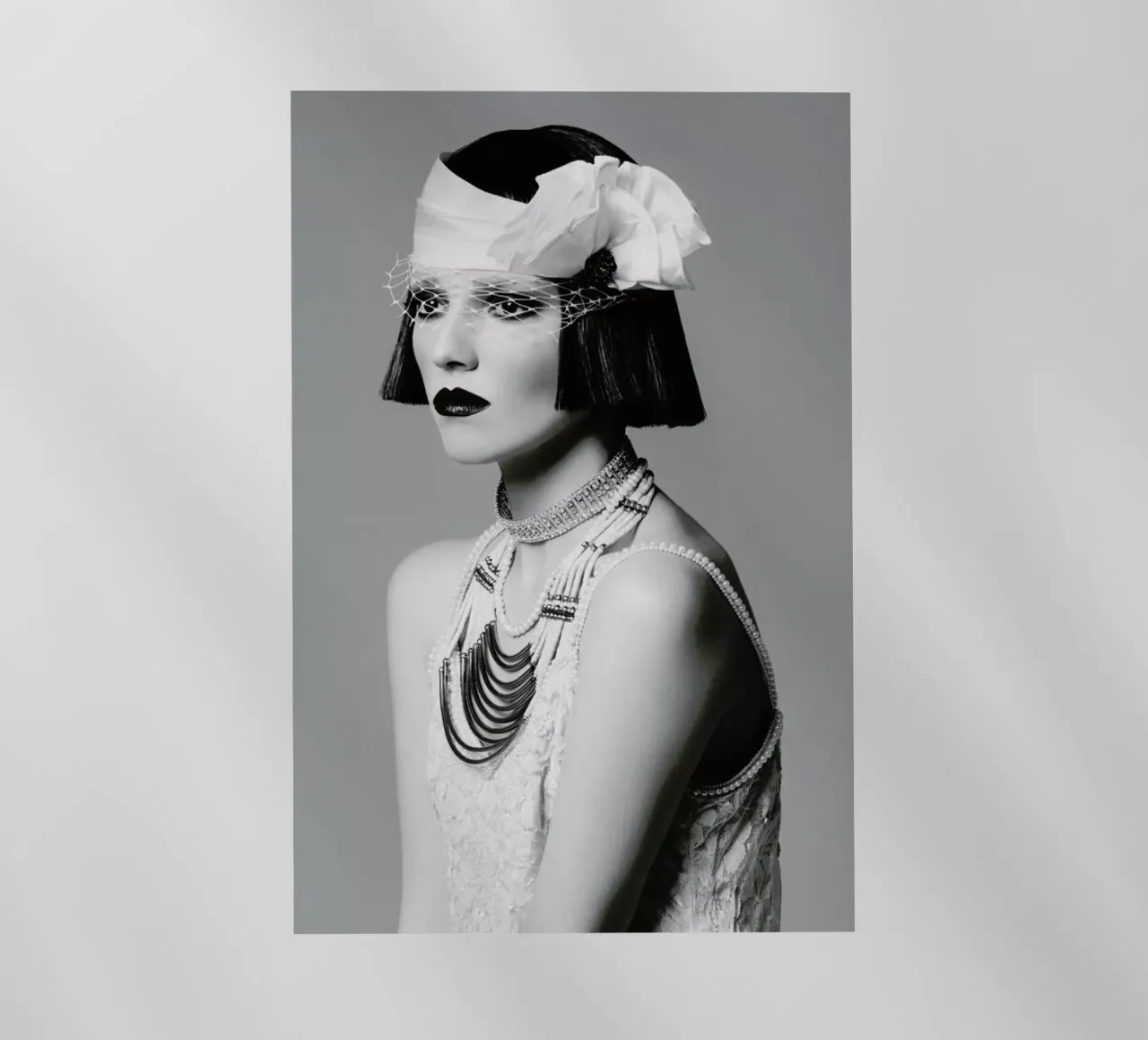 Pearls and Lace pellicola backlit da Runway Collective