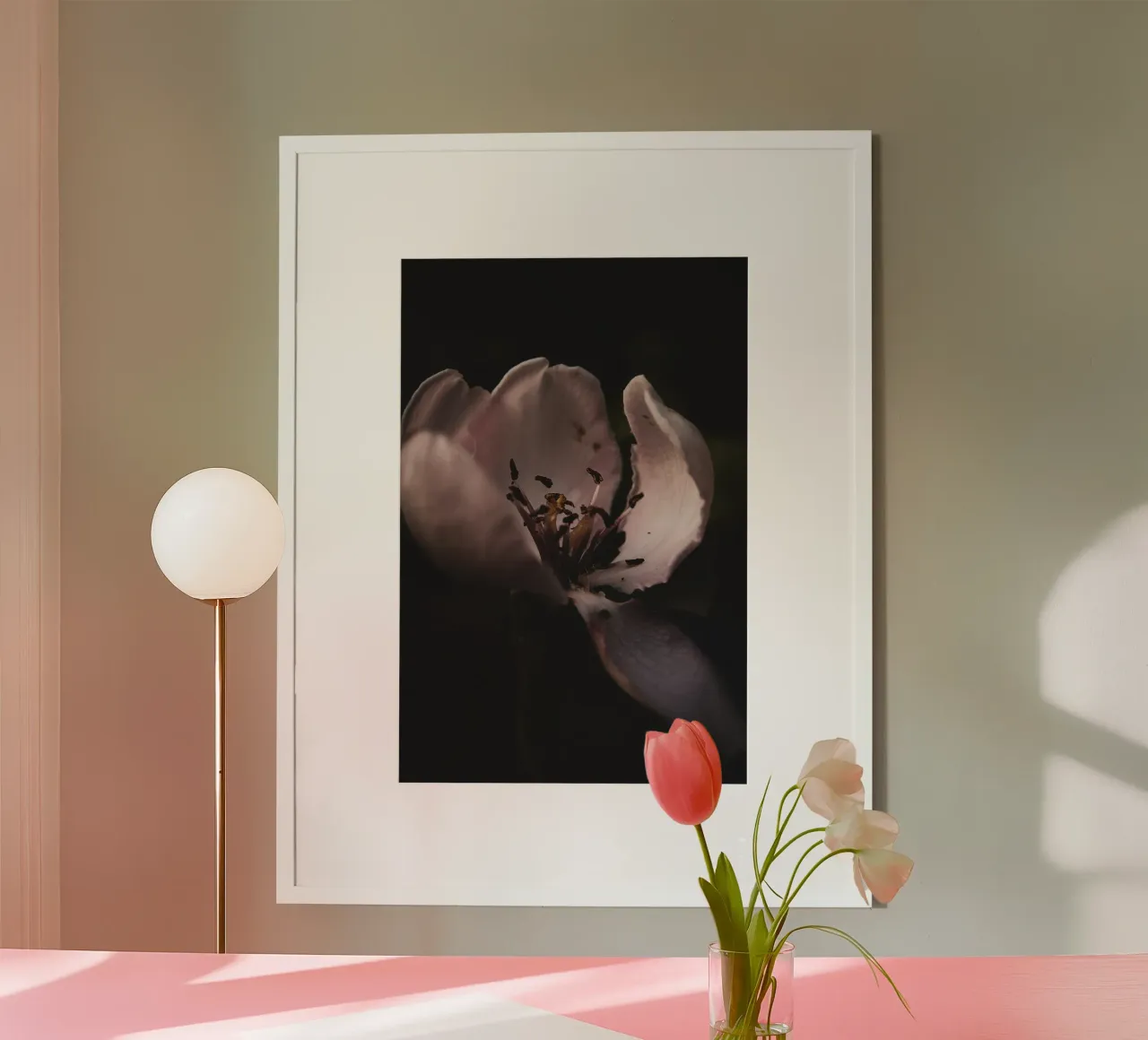 Quince Flower poster con telaio in plastica da flowers.and.delight