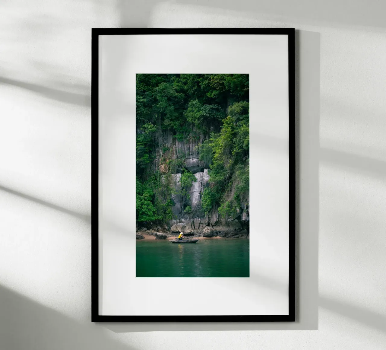Pescatori nella Baia del Drago, Halong Bay, Vietnam poster con telaio in plastica da Katja Stehle Design