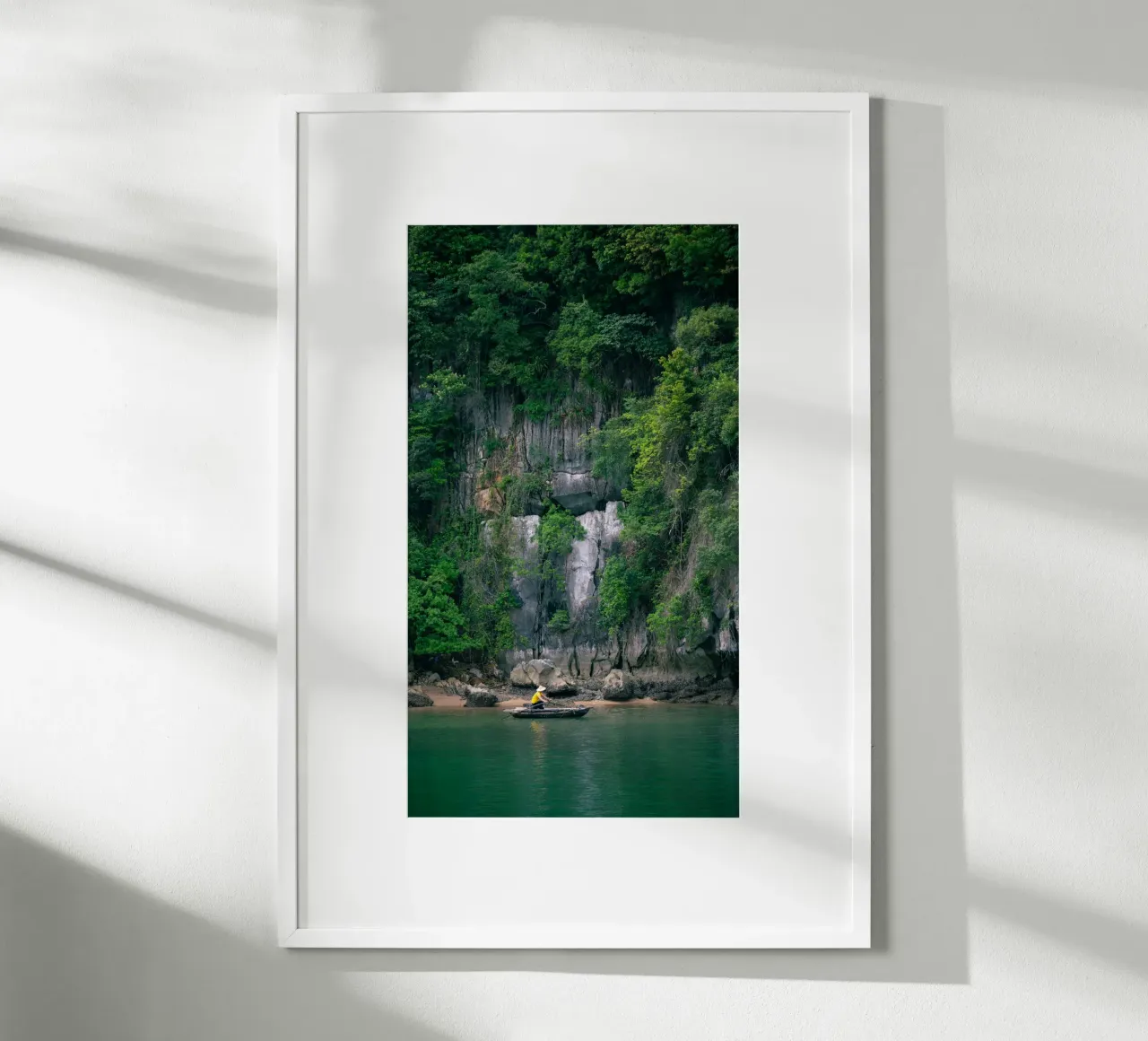 Pescatori nella Baia del Drago, Halong Bay, Vietnam poster con telaio in plastica da Katja Stehle Design