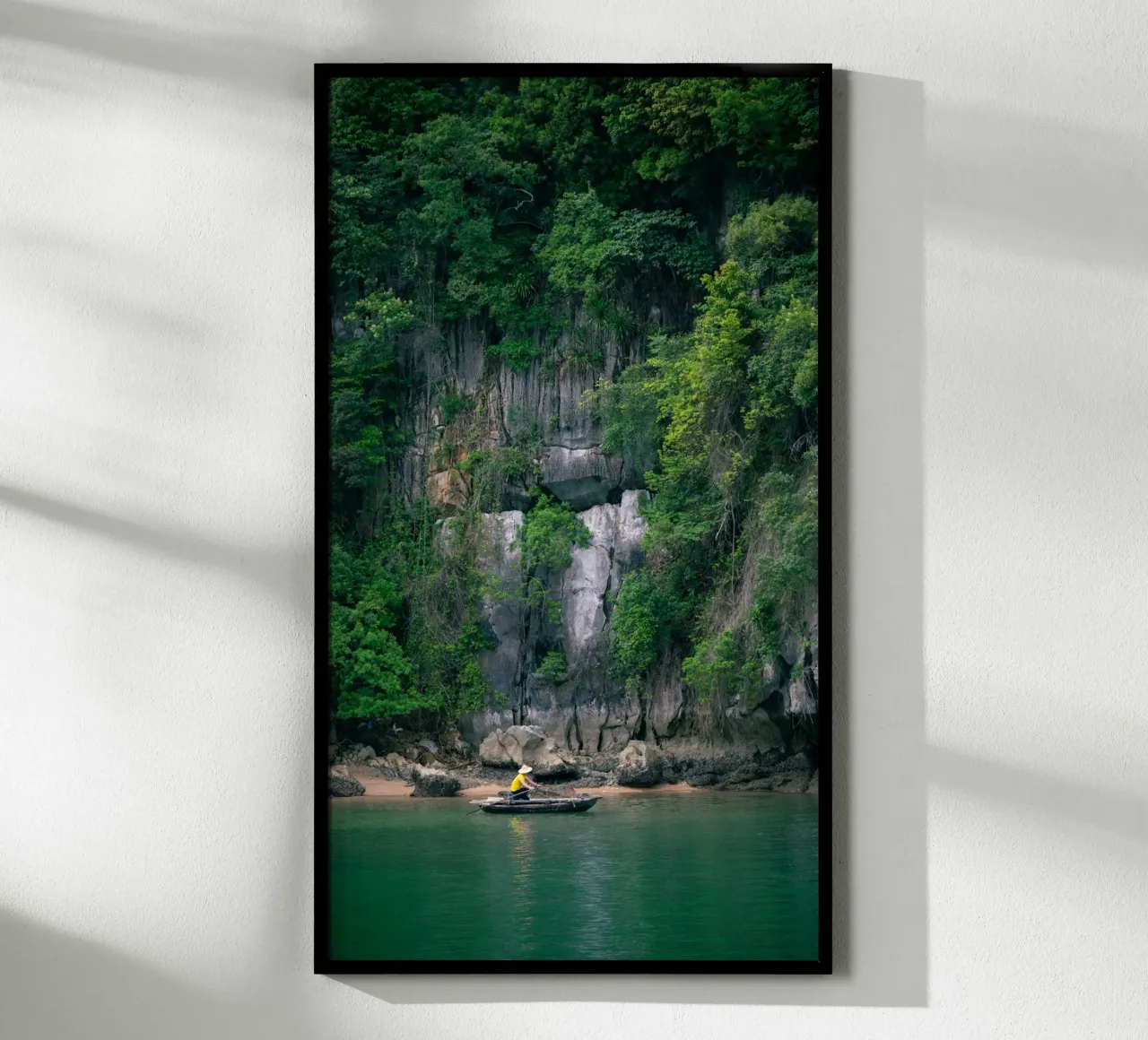 Pescatori nella Baia del Drago, Halong Bay, Vietnam poster con telaio in plastica da Katja Stehle Design