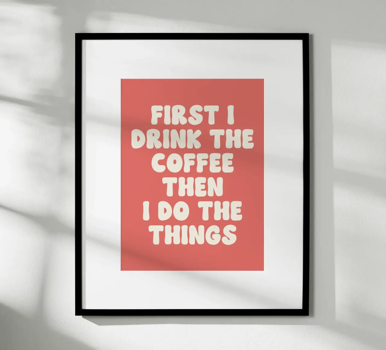 Prima bevo il caffè e poi faccio le cose che voglio citare poster con telaio in plastica da Paigaam Studio