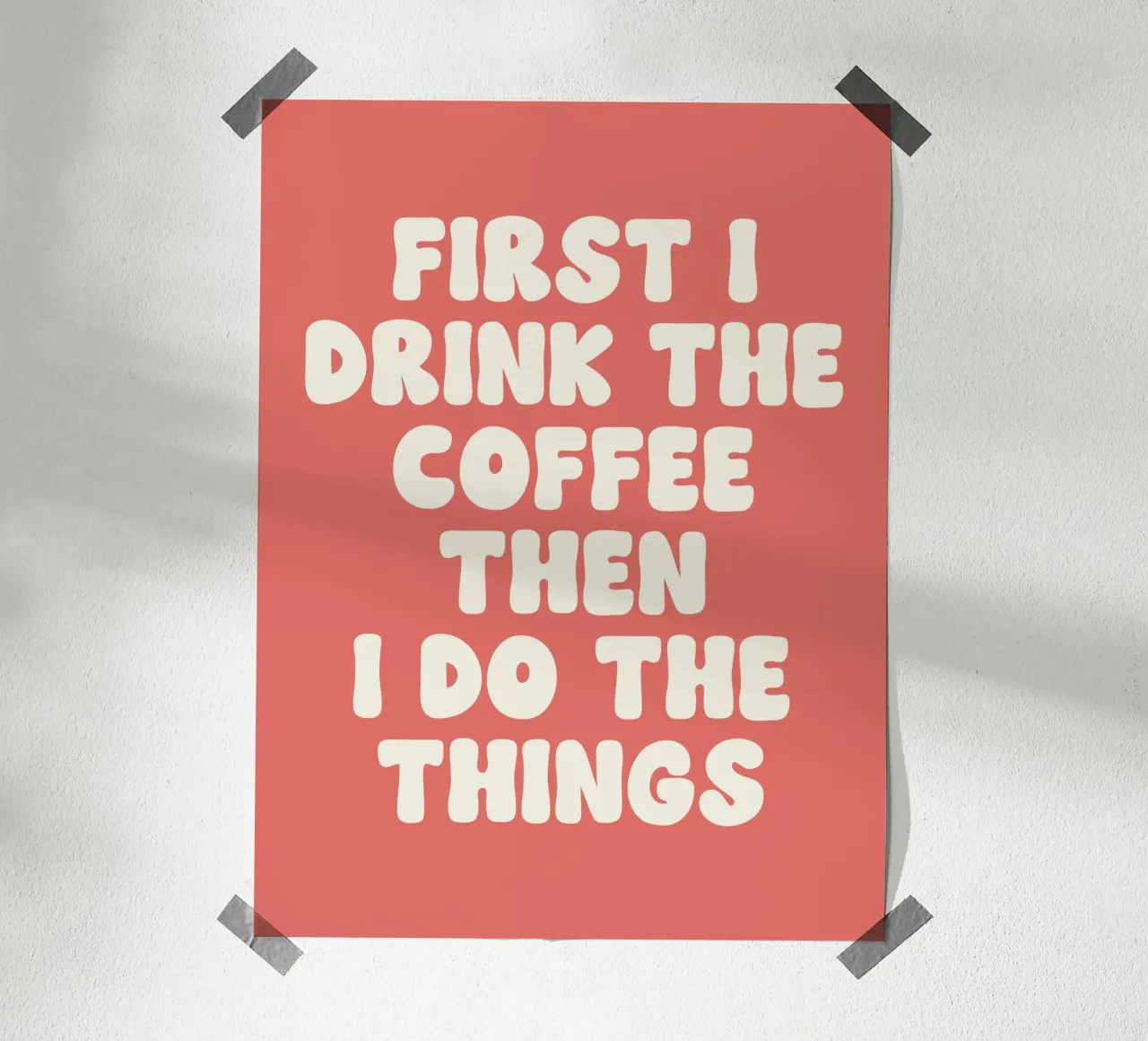 Prima bevo il caffè e poi faccio le cose che voglio citare poster con telaio in plastica da Paigaam Studio