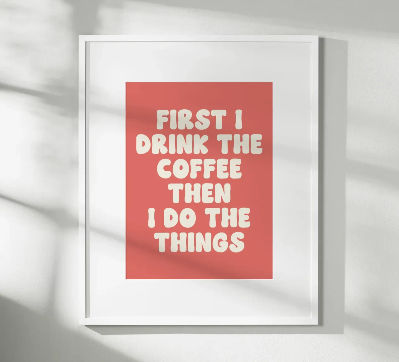 Prima bevo il caffè e poi faccio le cose che voglio citare poster con telaio in plastica da Paigaam Studio