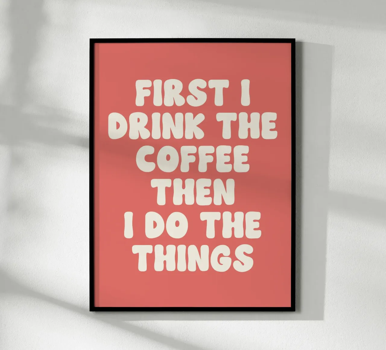 Prima bevo il caffè e poi faccio le cose che voglio citare poster con telaio in plastica da Paigaam Studio