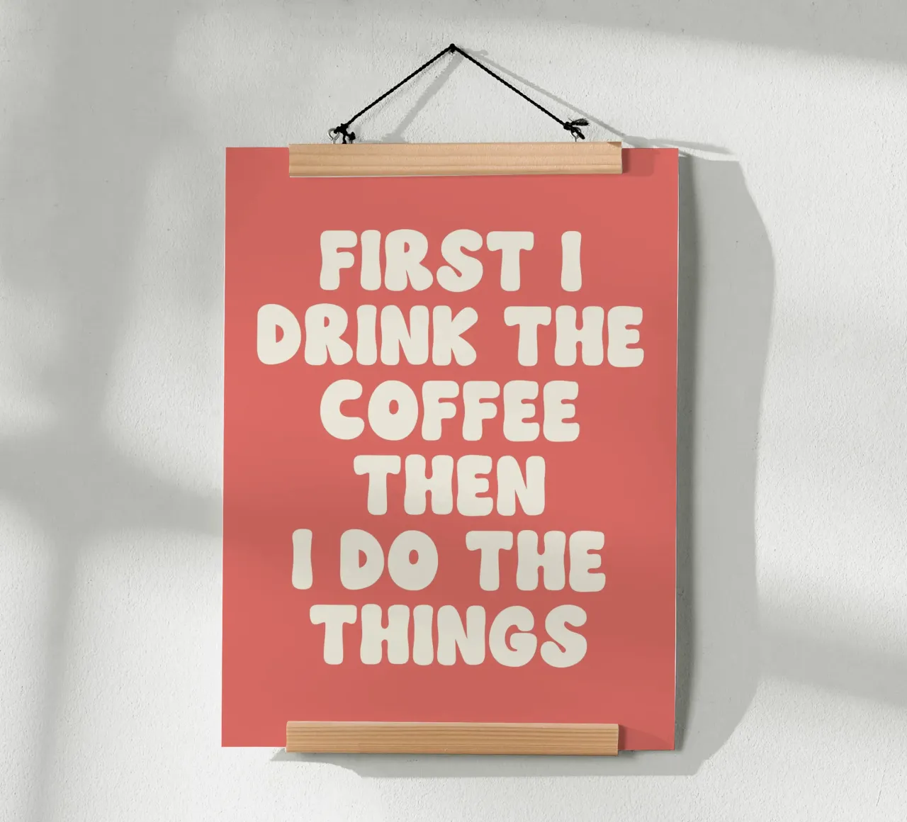 Prima bevo il caffè e poi faccio le cose che voglio citare poster con telaio in plastica da Paigaam Studio