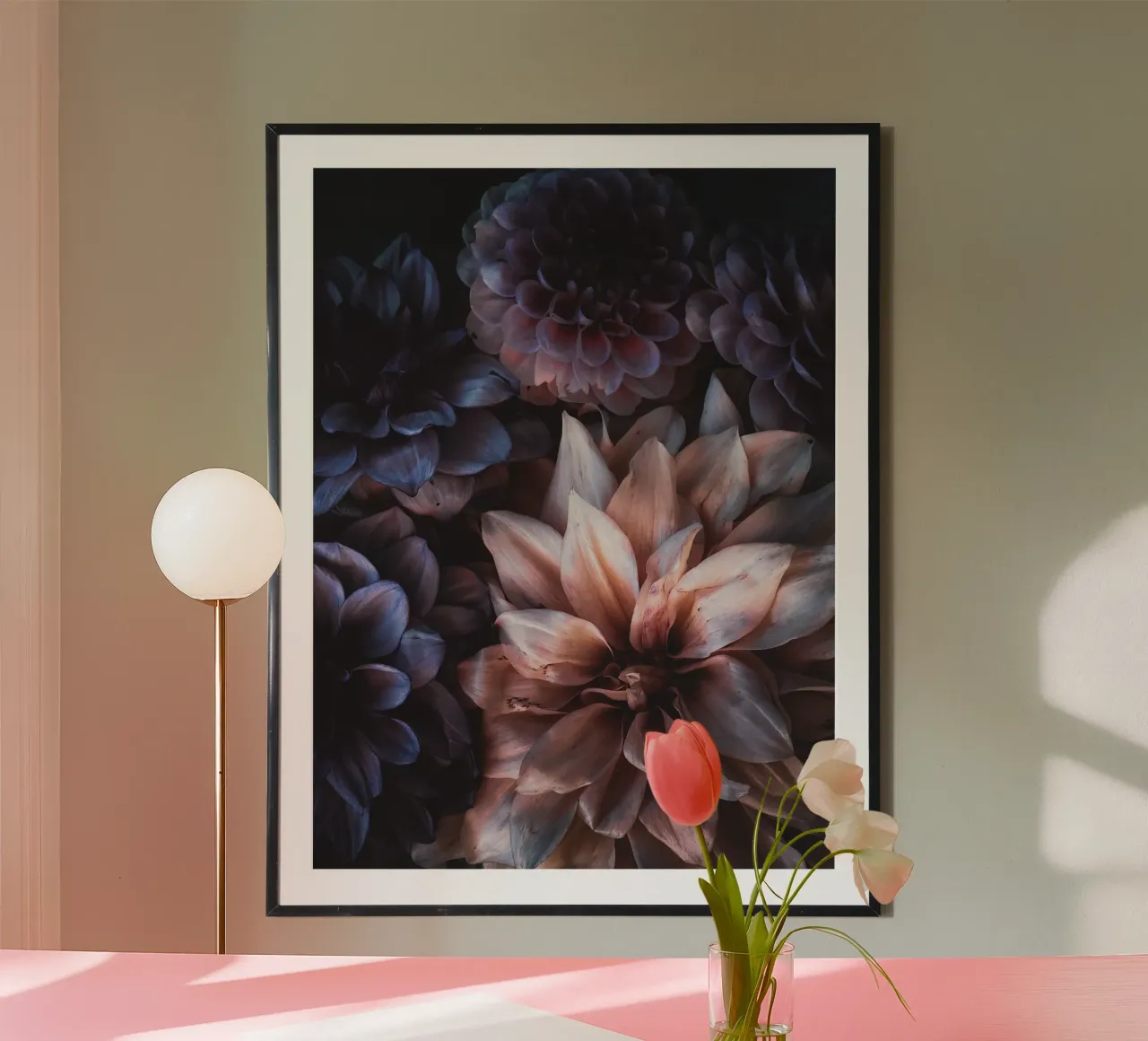 Moody Dahlias poster con telaio in alluminio da flowers.and.delight