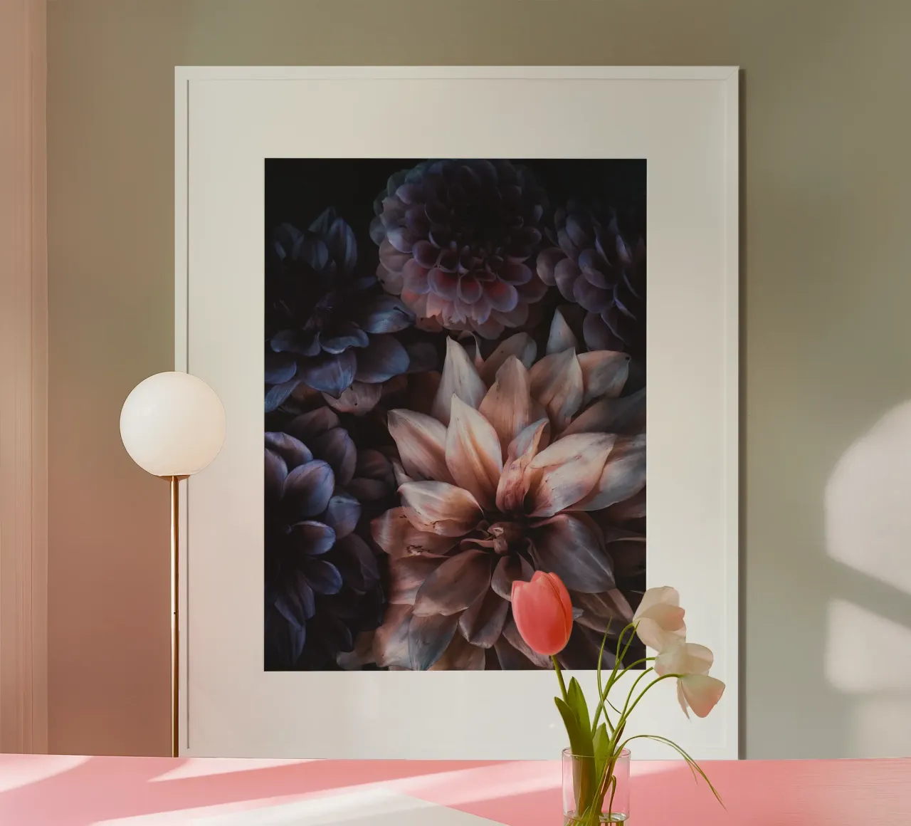 Moody Dahlias poster con telaio in alluminio da flowers.and.delight