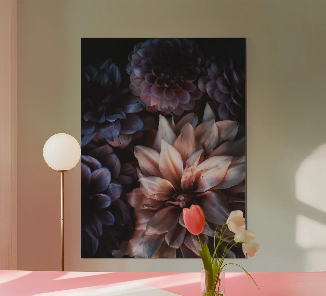 Moody Dahlias poster con telaio in alluminio da flowers.and.delight