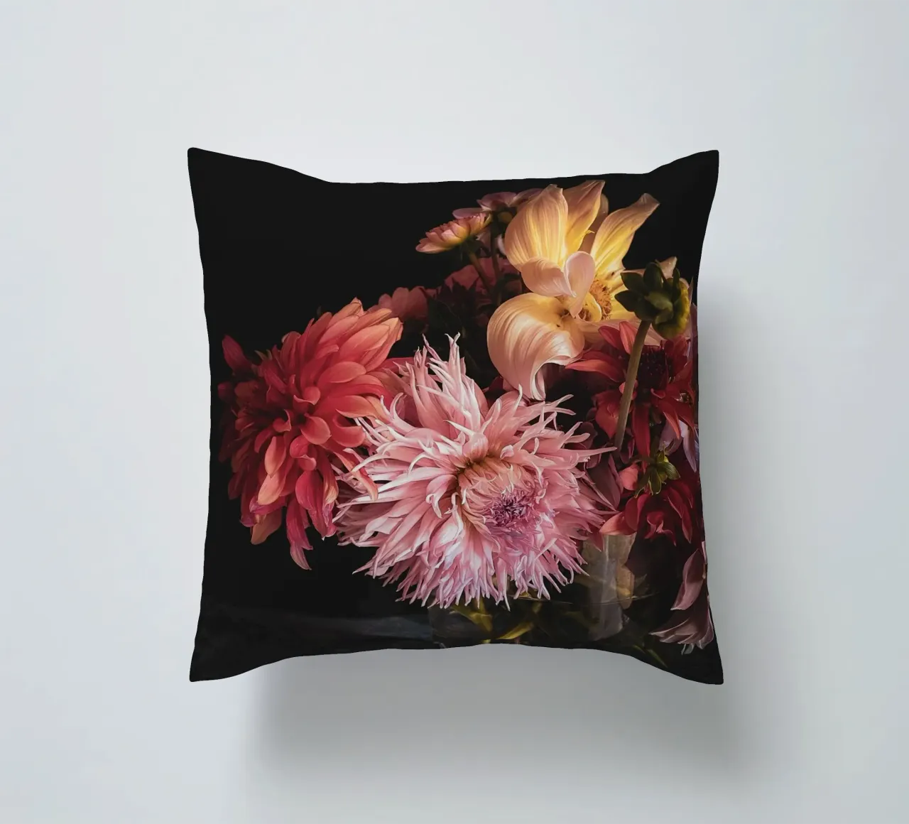 Moody Dahlia Bouquet cuscino da flowers.and.delight