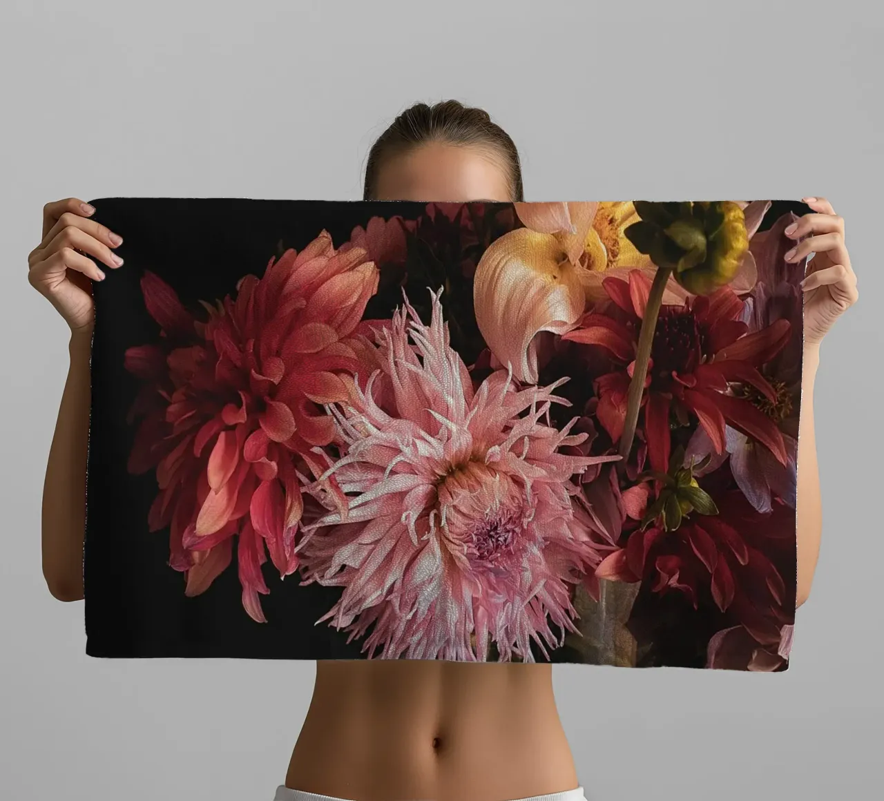 Moody Dahlia Bouquet serviette de bain de flowers.and.delight