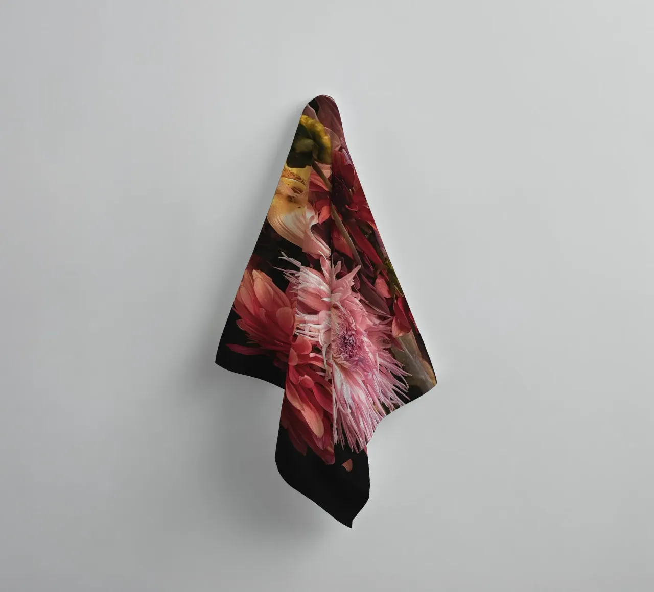 Moody Dahlia Bouquet serviette de bain de flowers.and.delight