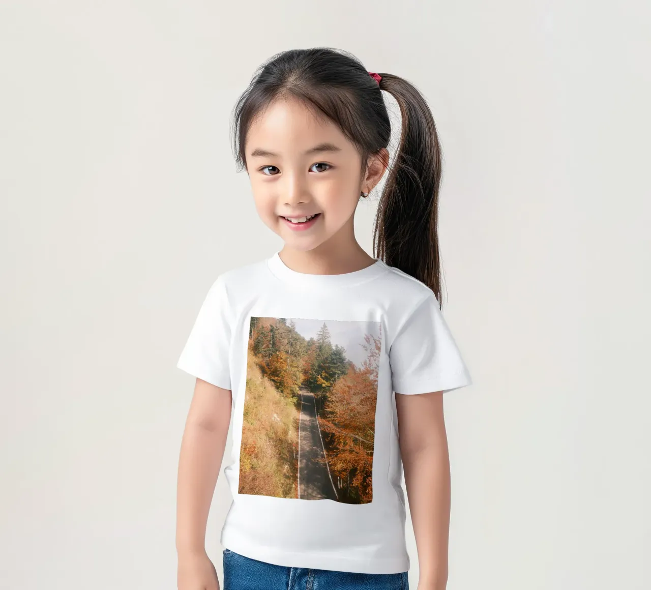 Autumn Road Through the Forest Kinder T-Shirt von FujiSwiss