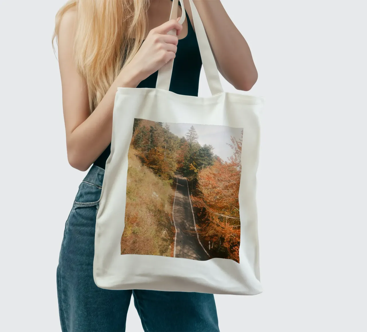 Autumn Road Through the Forest Jutebeutel von FujiSwiss