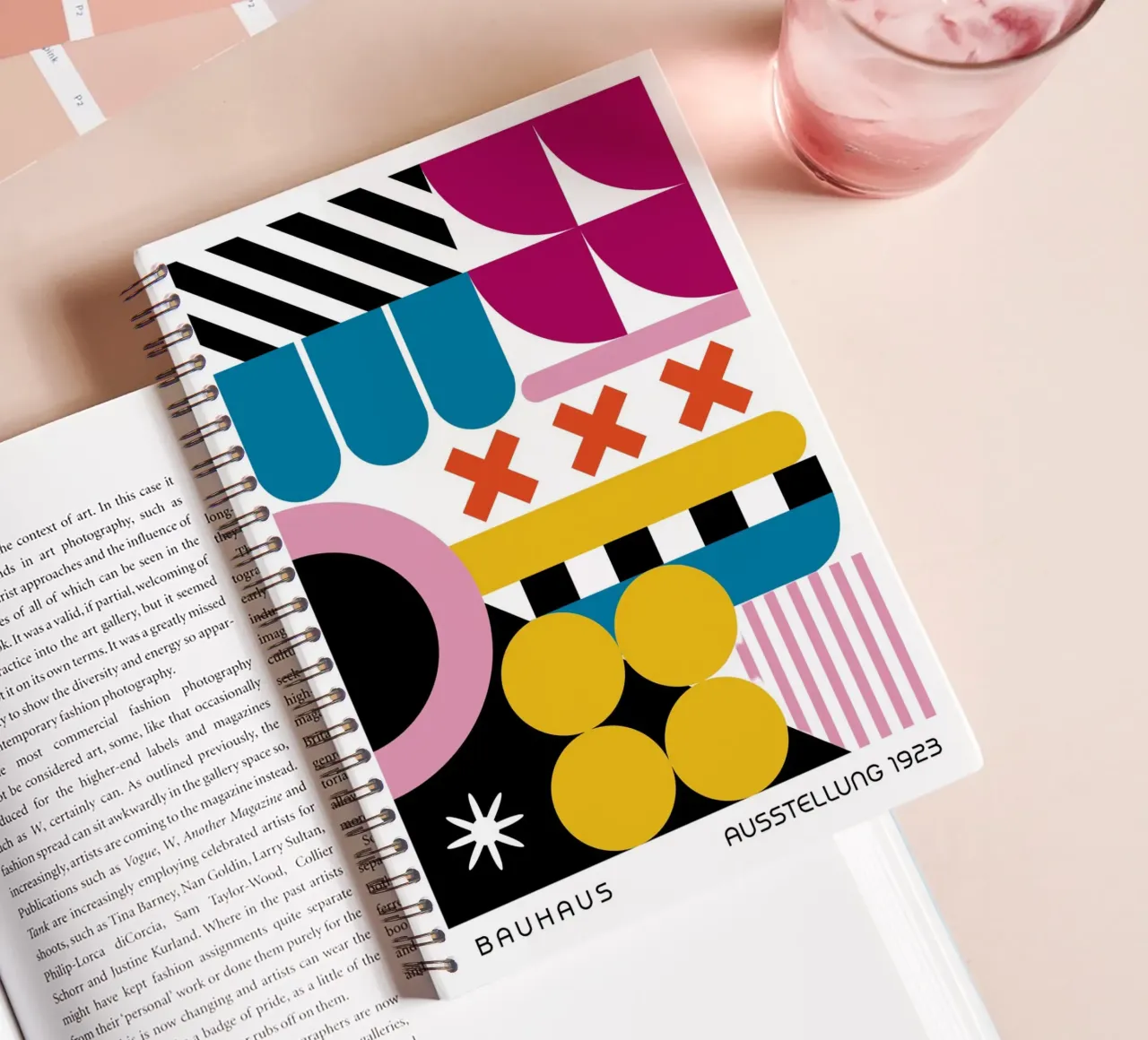 Bauhaus tentoonstelling 1923 Geometrisch kleurontwerp notitieboek met spiraal van NorwesClub