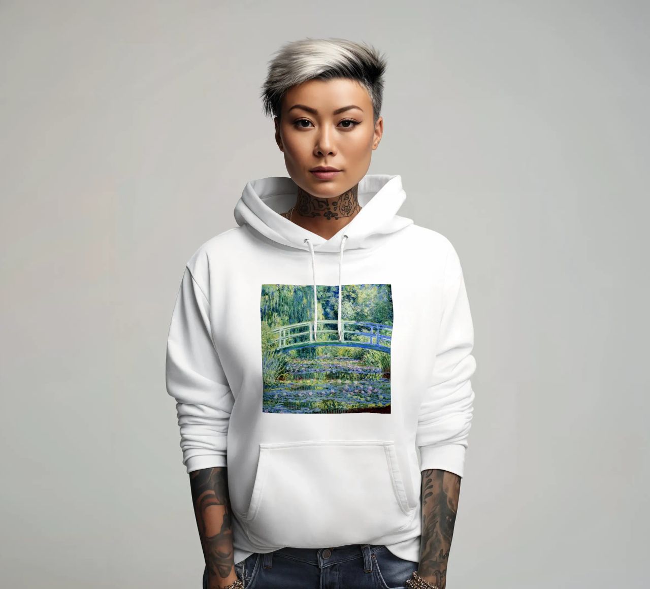 Claude Monets Seerosen und japanische Brücke Hoodie von Monet Art Prints
