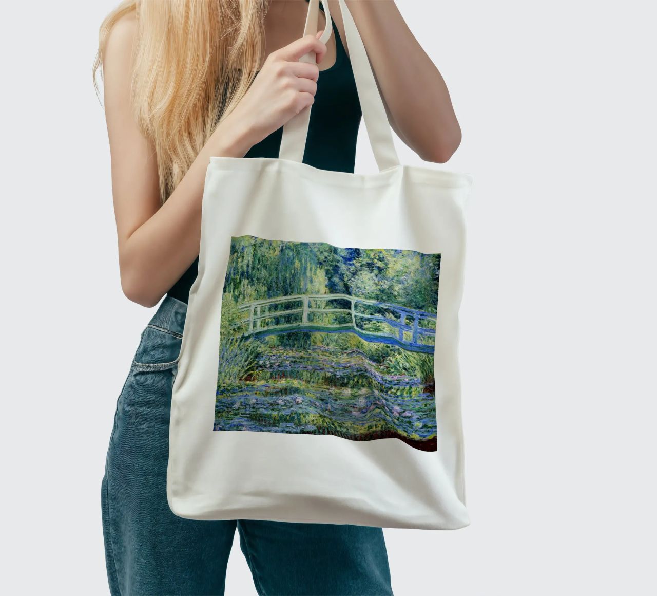 Claude Monets Seerosen und japanische Brücke Jutebeutel von Monet Art Prints
