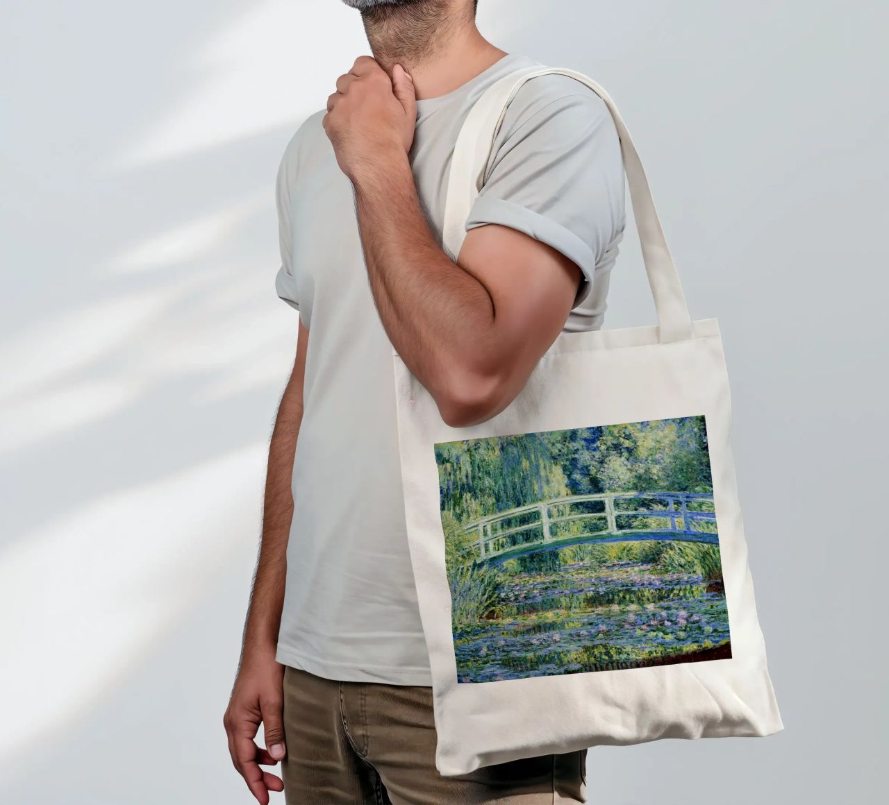 Claude Monets Seerosen und japanische Brücke Jutebeutel von Monet Art Prints