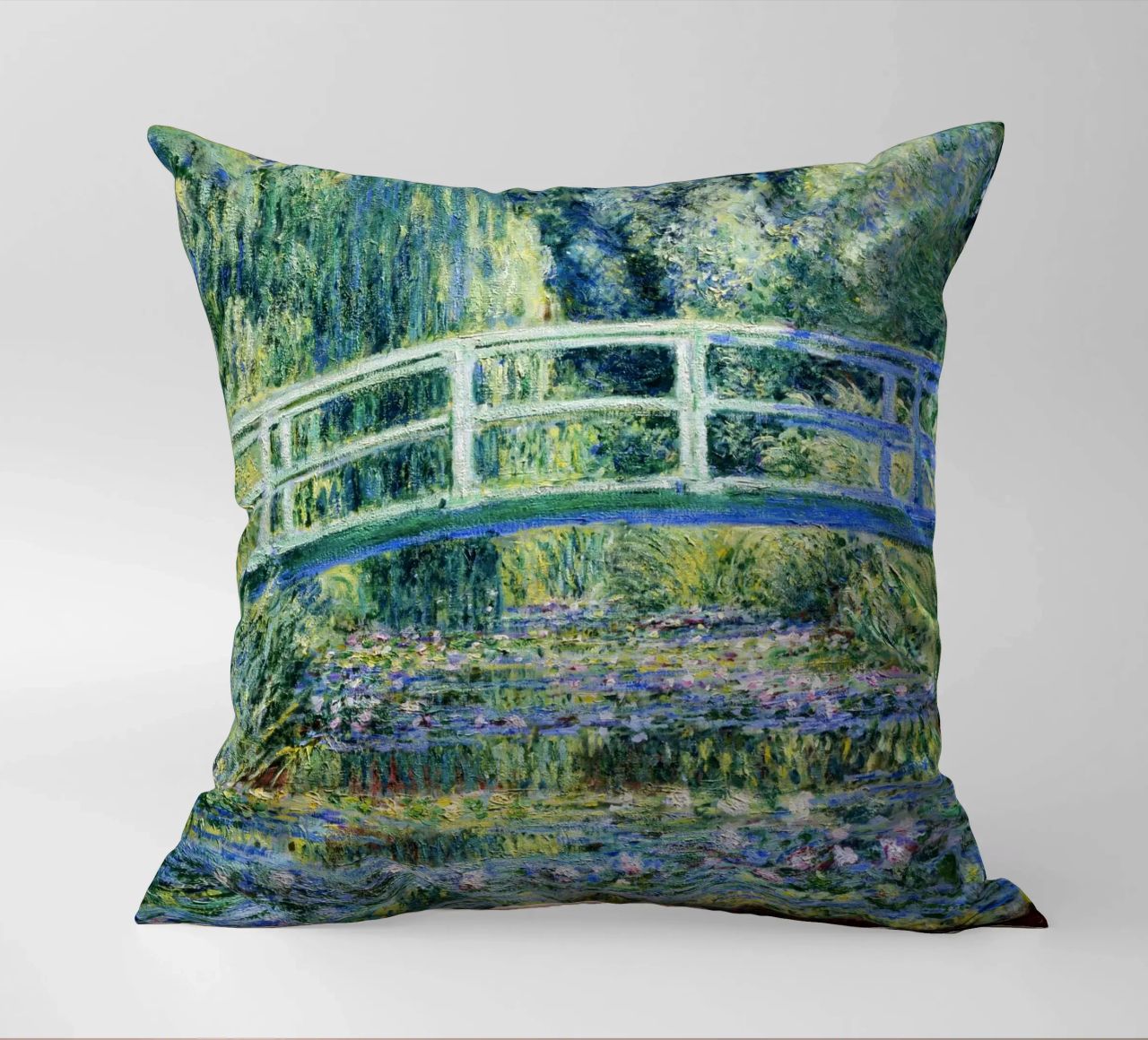 Claude Monets Seerosen und japanische Brücke Kissen von Monet Art Prints
