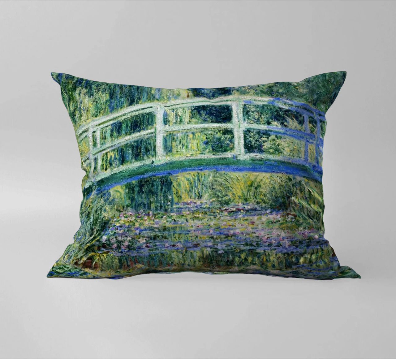 Claude Monets Seerosen und japanische Brücke Kissen von Monet Art Prints