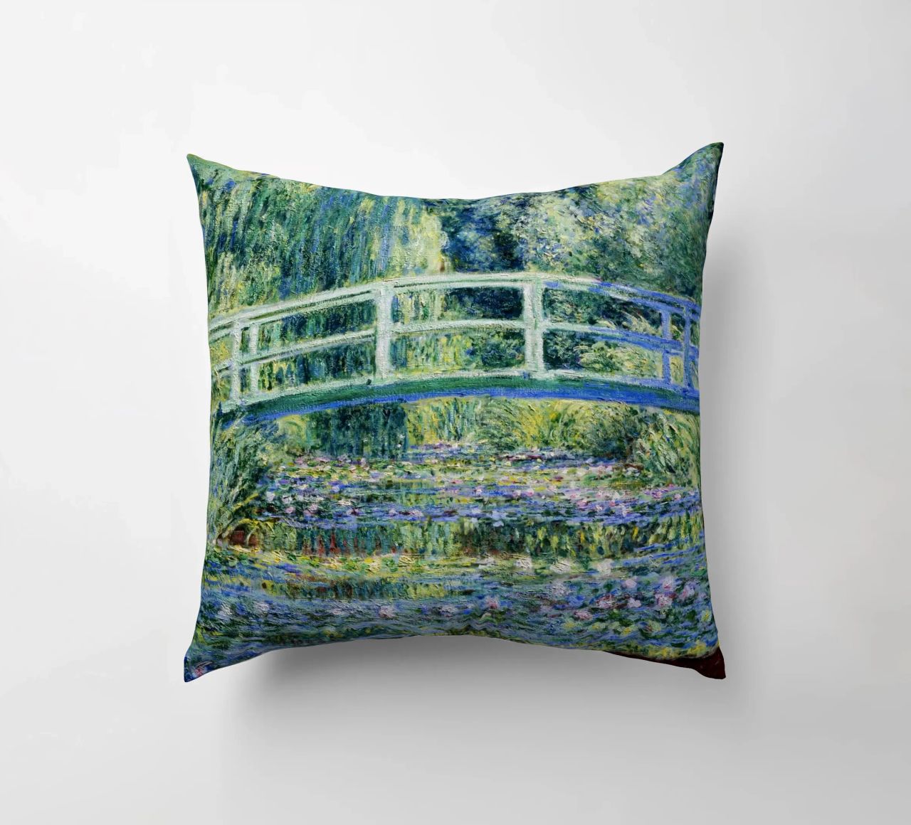 Claude Monets Seerosen und japanische Brücke Kissen von Monet Art Prints