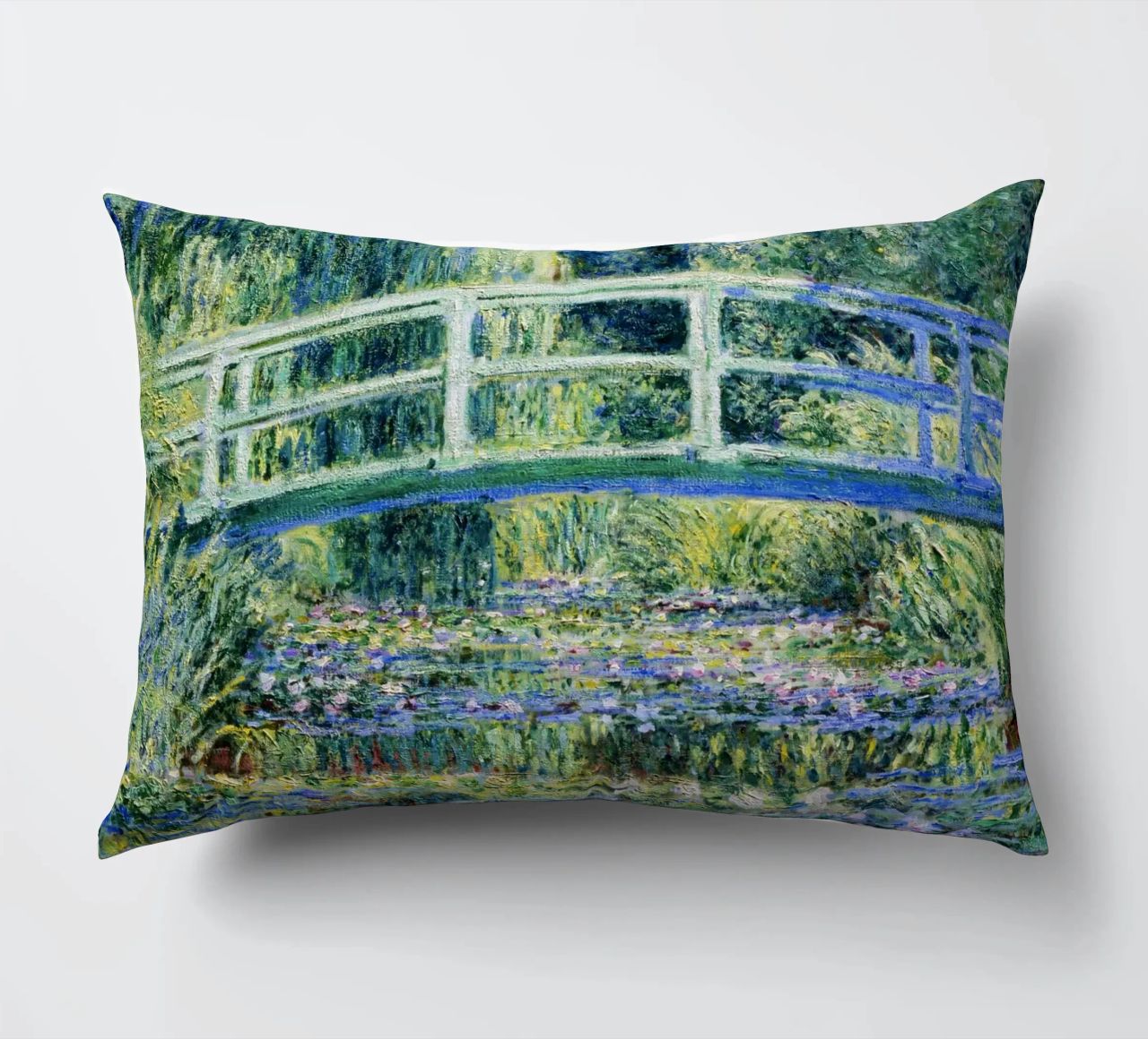 Claude Monets Seerosen und japanische Brücke Kissen von Monet Art Prints