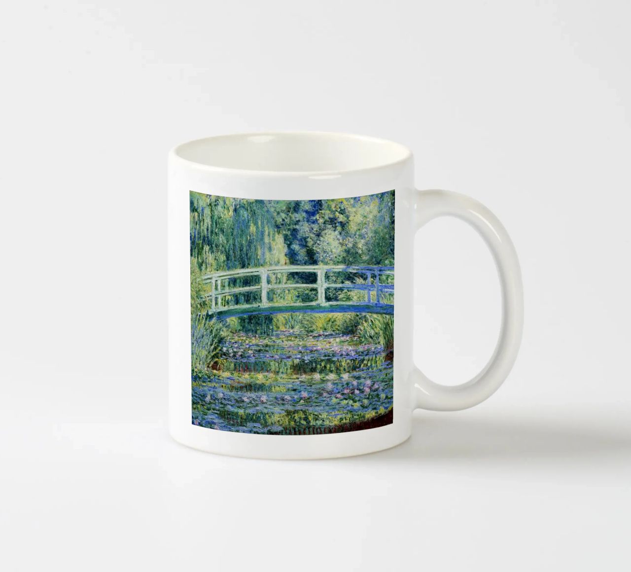 Claude Monets Seerosen und japanische Brücke Keramik Tasse von Monet Art Prints