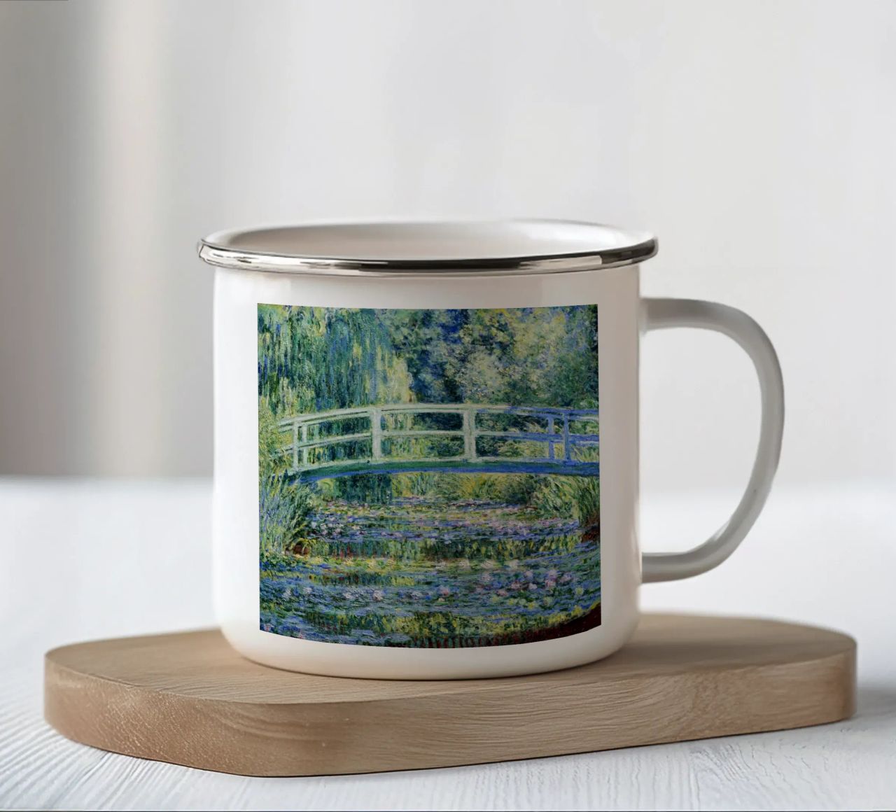 Claude Monets Seerosen und japanische Brücke Emaille Tasse von Monet Art Prints
