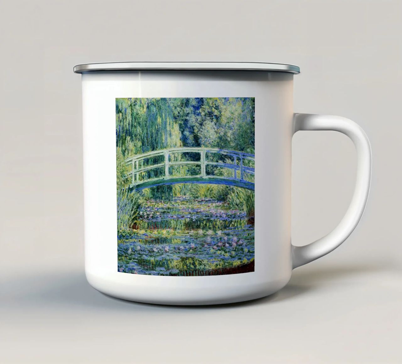 Claude Monets Seerosen und japanische Brücke Emaille Tasse von Monet Art Prints